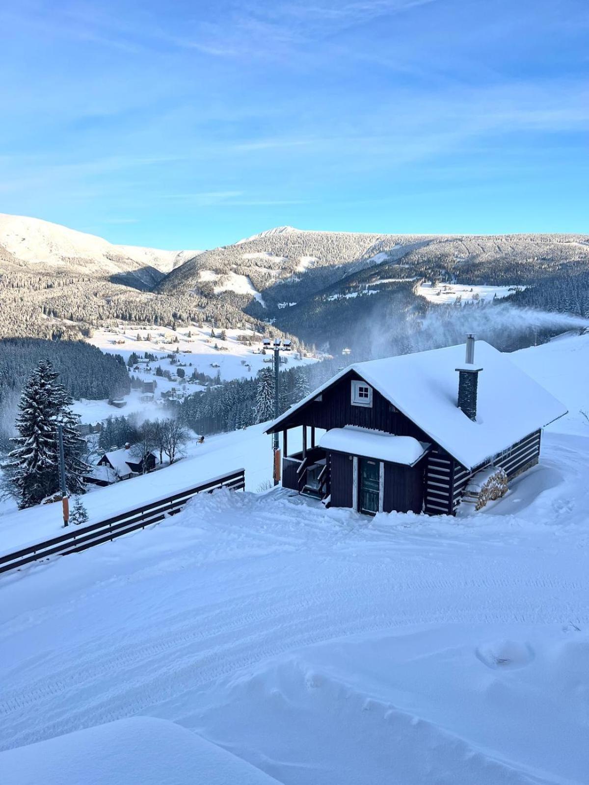 Hotel Horský hotýlek Bílá Labuť Pec pod Snezkou Esterno foto