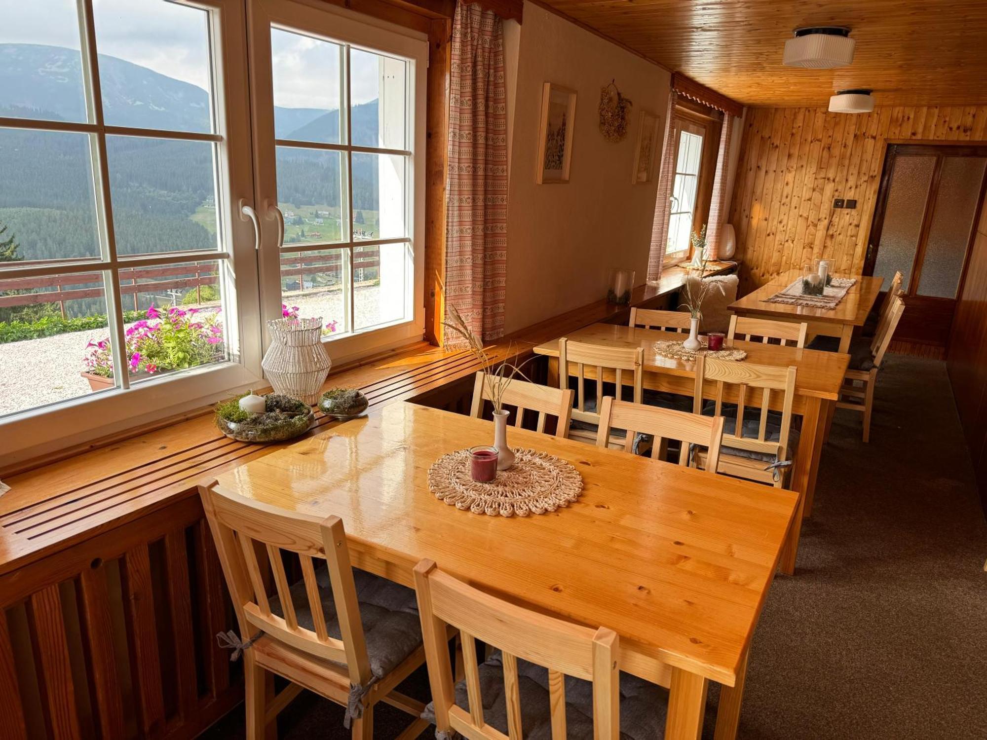 Hotel Horský hotýlek Bílá Labuť Pec pod Snezkou Esterno foto