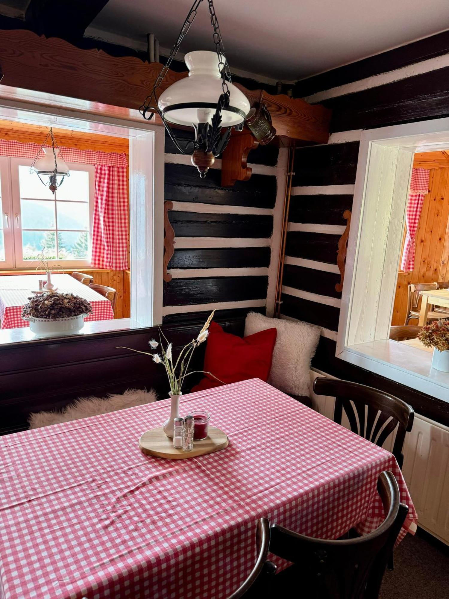 Hotel Horský hotýlek Bílá Labuť Pec pod Snezkou Esterno foto
