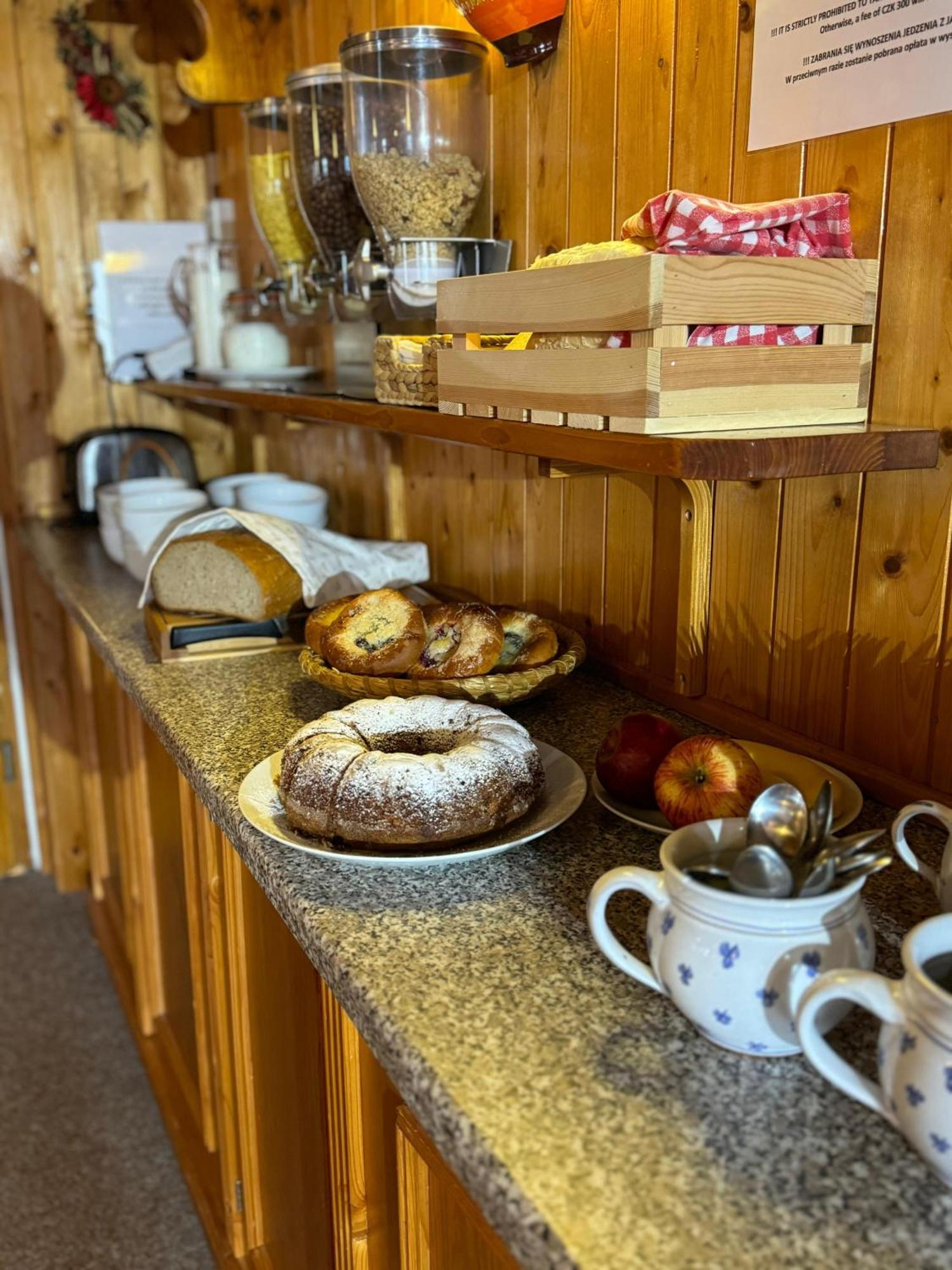 Hotel Horský hotýlek Bílá Labuť Pec pod Snezkou Esterno foto