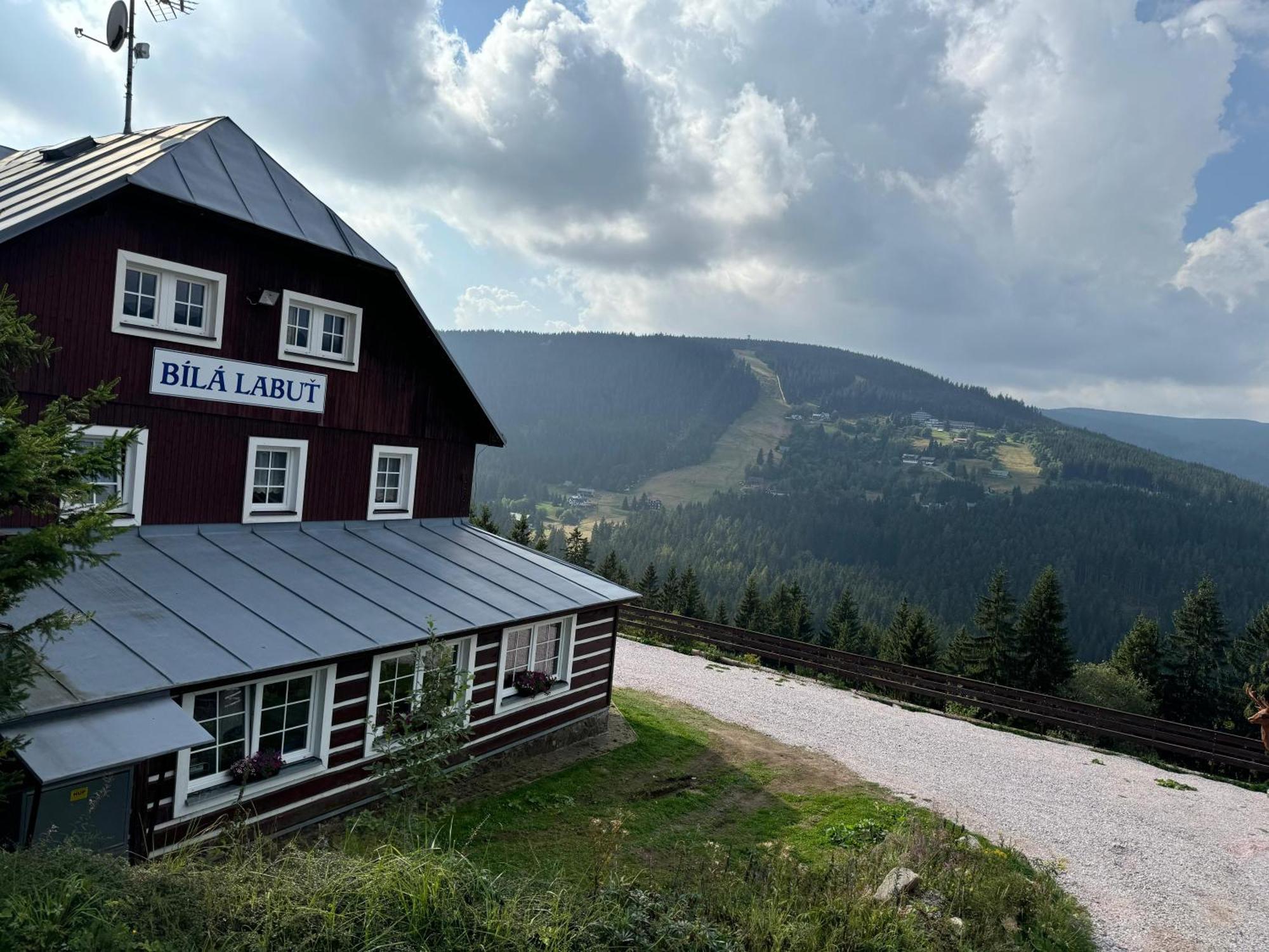 Hotel Horský hotýlek Bílá Labuť Pec pod Snezkou Esterno foto