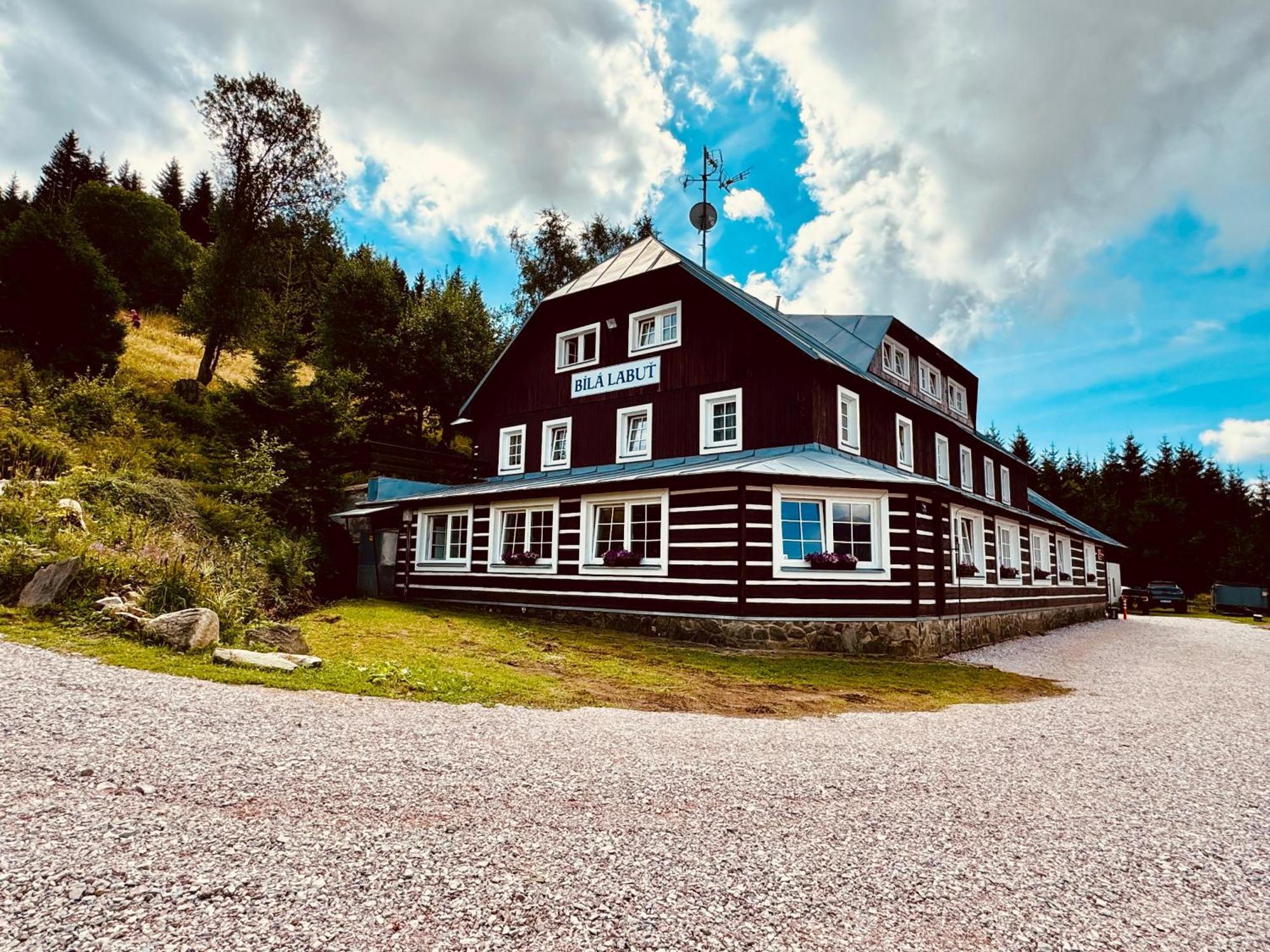Hotel Horský hotýlek Bílá Labuť Pec pod Snezkou Esterno foto