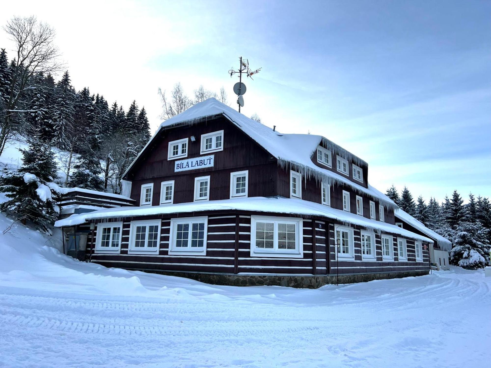 Hotel Horský hotýlek Bílá Labuť Pec pod Snezkou Esterno foto