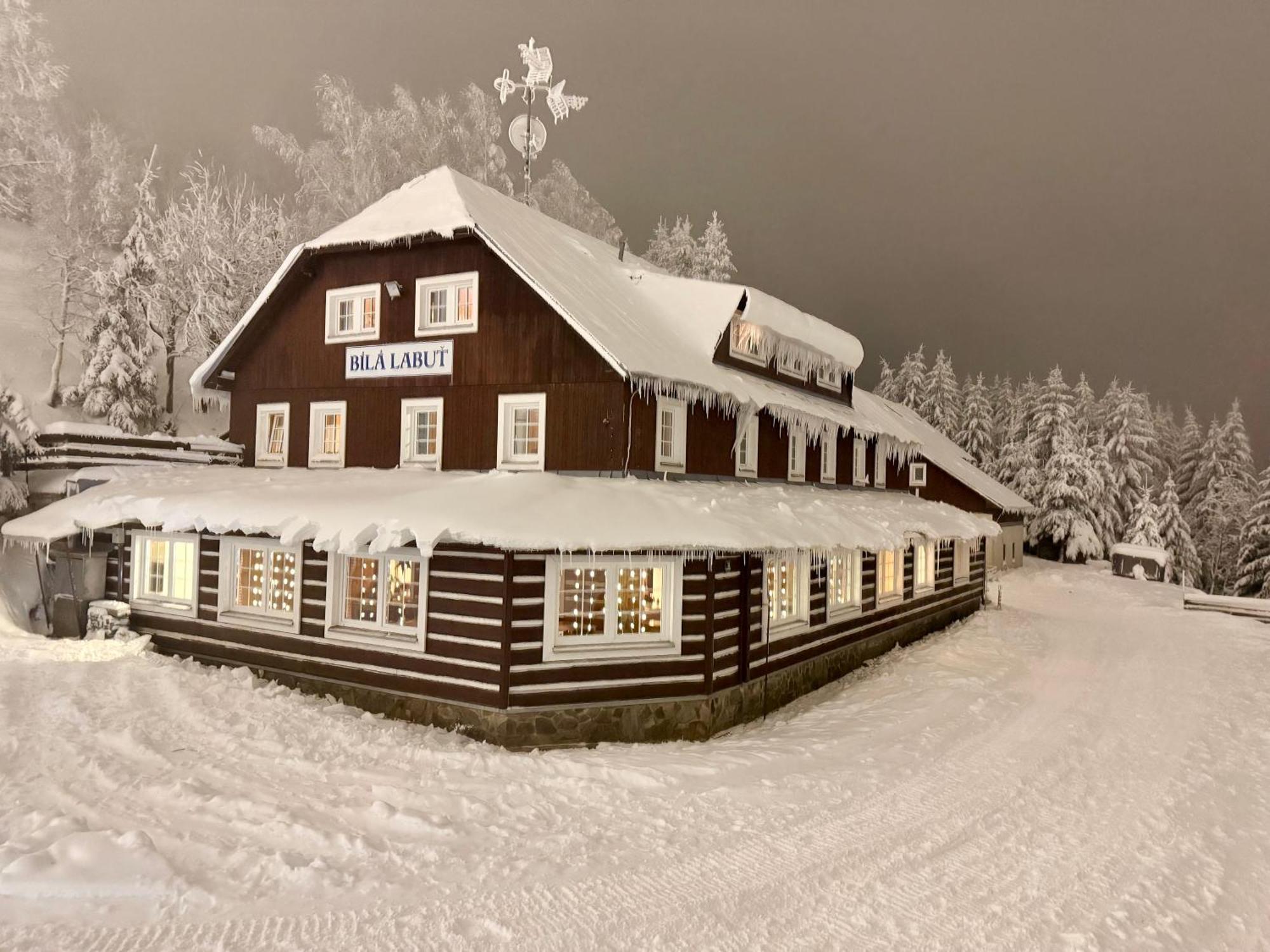 Hotel Horský hotýlek Bílá Labuť Pec pod Snezkou Esterno foto